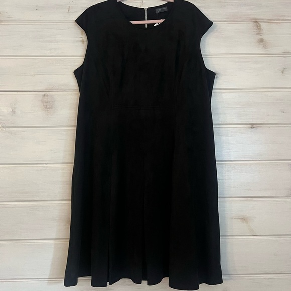THE LIMITED COLLECTION Black
Faux Leather Suede Pleated
Dress Size 1X NWT $109 - Picture 13 of 13